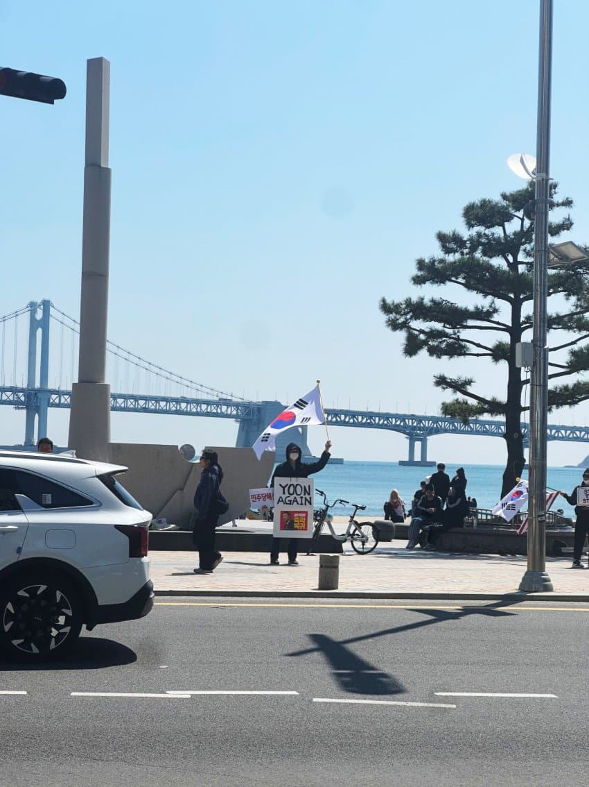 [잡담] 부산 광안리에 등장한 윤어게인 | 인스티즈