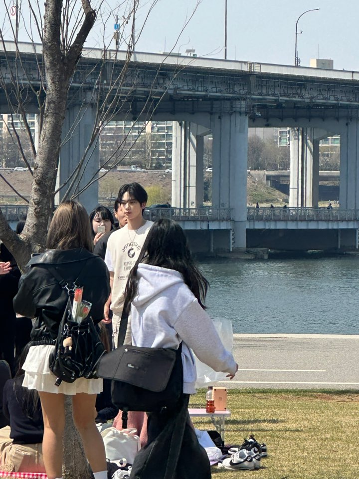 [잡담] 혹시 이 사람 누구야? 아이돌 같은데 오늘 한강이야 | 인스티즈