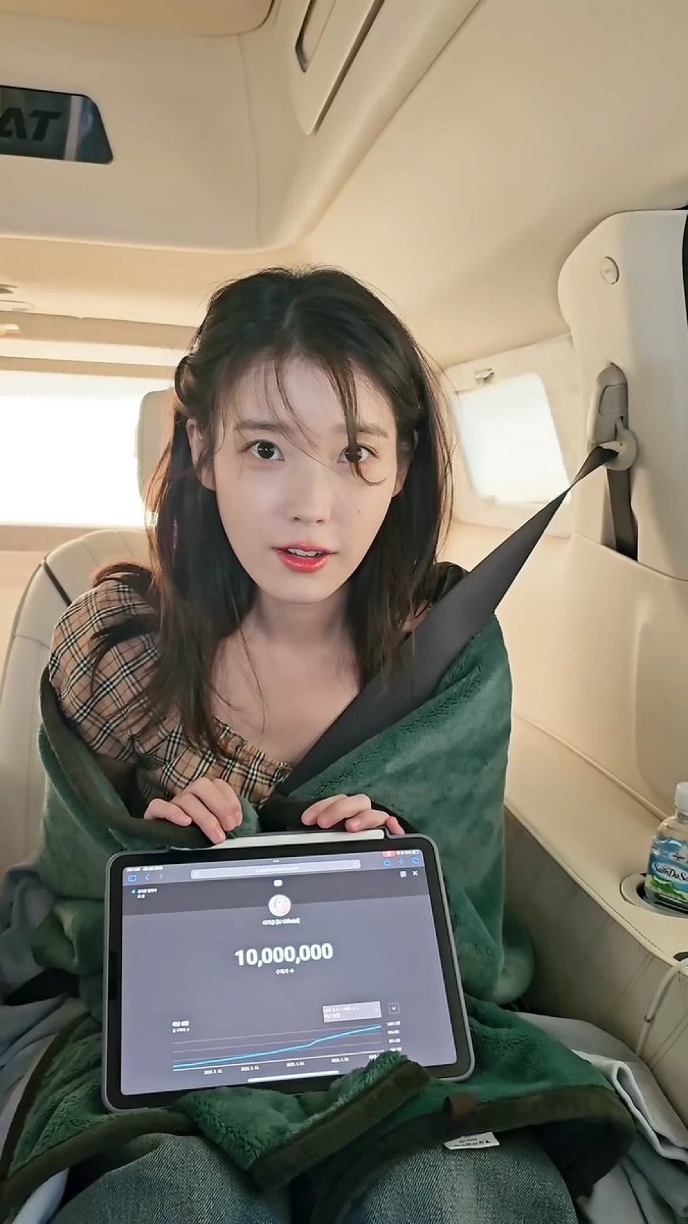 [잡담] 아이유 오늘 착장 버버리려나? | 인스티즈