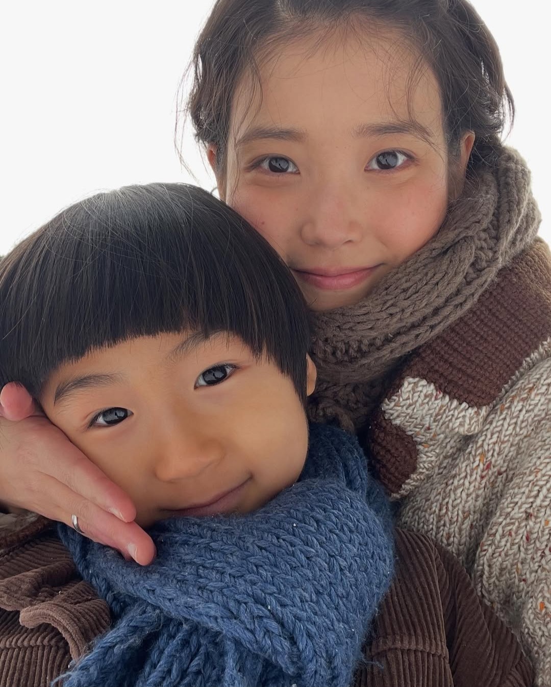 [잡담] 아이유 애순이사진 엄마 아들보다 누나 동생같애 | 인스티즈