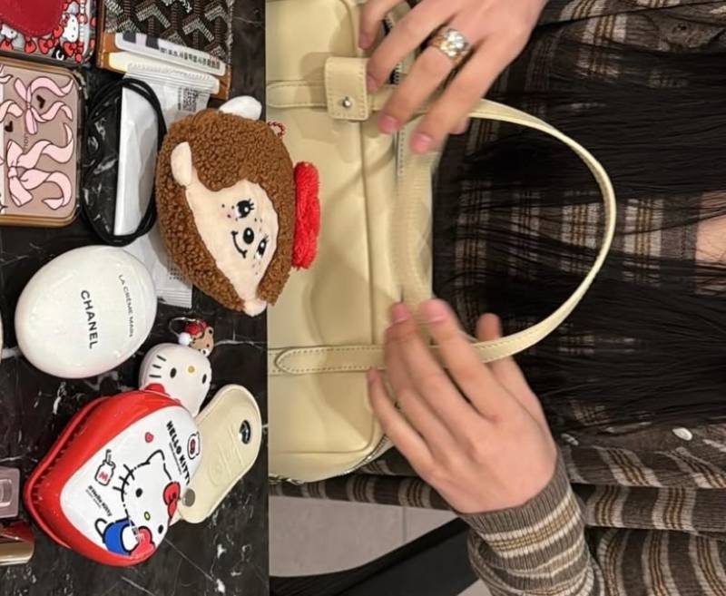 [잡담] 이 헬로키티랑 캐릭터 찾아주실 분 인티흥신소 .. ෆ | 인스티즈