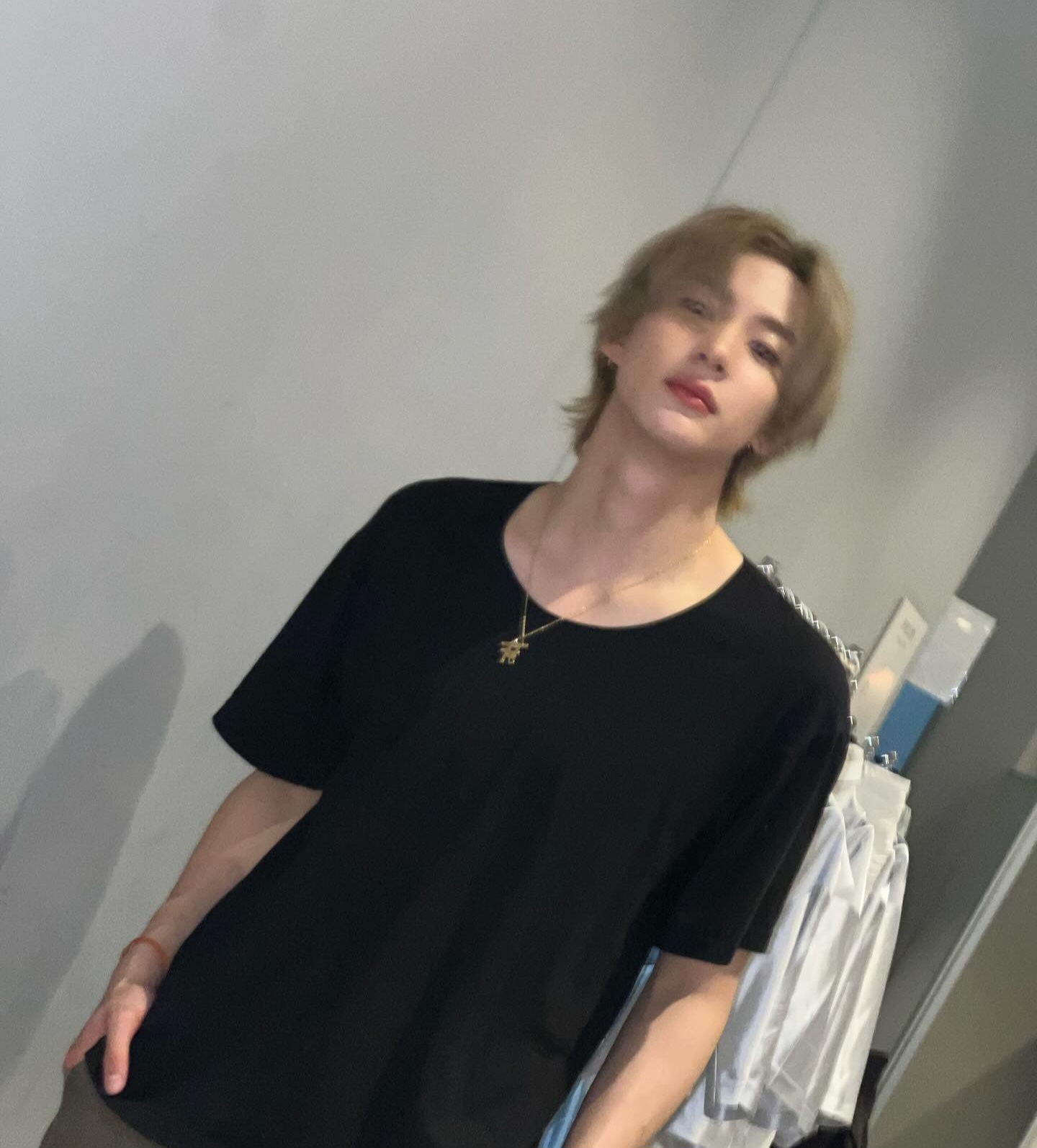 [잡담] 앤톤 색 다운된거 맞나 | 인스티즈