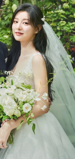 [잡담] 눈여 웨딩사진에서 김지원이 입은 드레스 무슨 드레스야? | 인스티즈