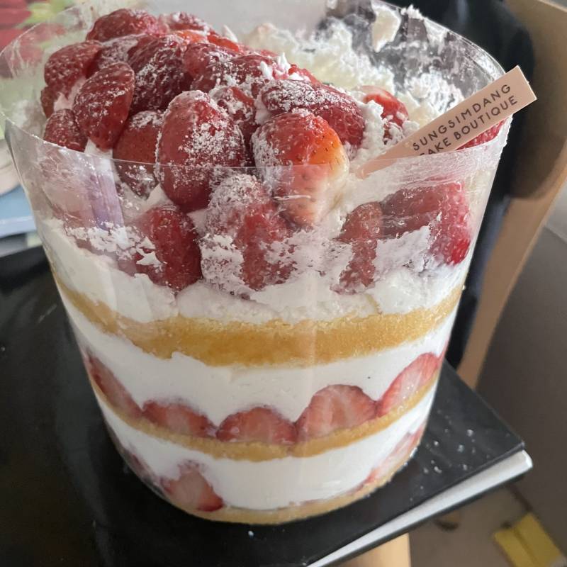 [잡담] 퀵으로 케이크 받았는데 이거 혼자 어케 먹냐 | 인스티즈