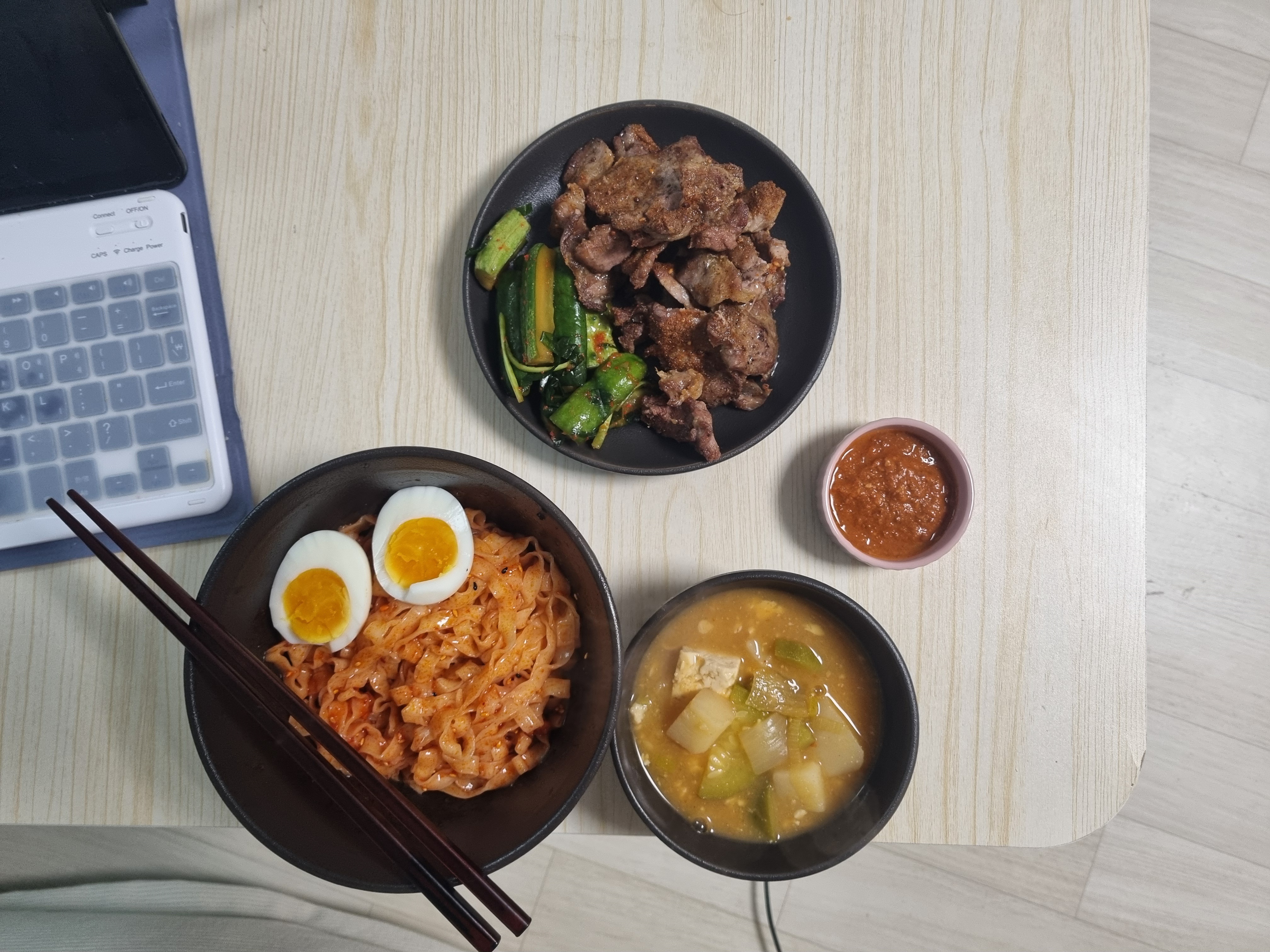 [잡담] 나 처음 칼빔면 먹었을 때 좀 경건하게 먹고 싶었나봐 | 인스티즈