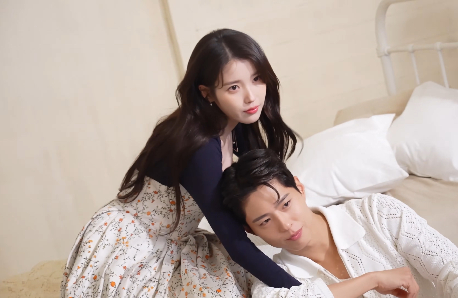 [잡담] 박보검 아이유 넷플 화보 비하인드가 진짜네.. | 인스티즈
