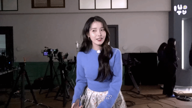 [잡담] 손에 자석 붙은 거 같은 박보검 아이유.gif | 인스티즈