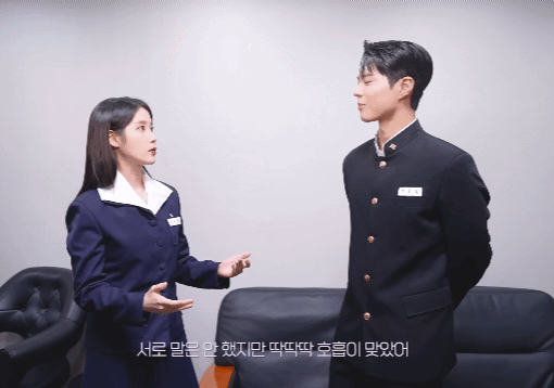 [잡담] 손에 자석 붙은 거 같은 박보검 아이유.gif | 인스티즈