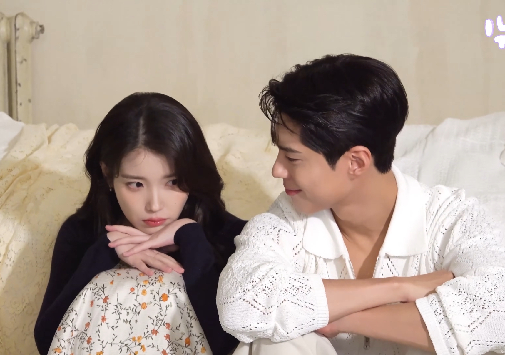 [잡담] 박보검 아이유 넷플 화보 비하인드가 진짜네.. | 인스티즈