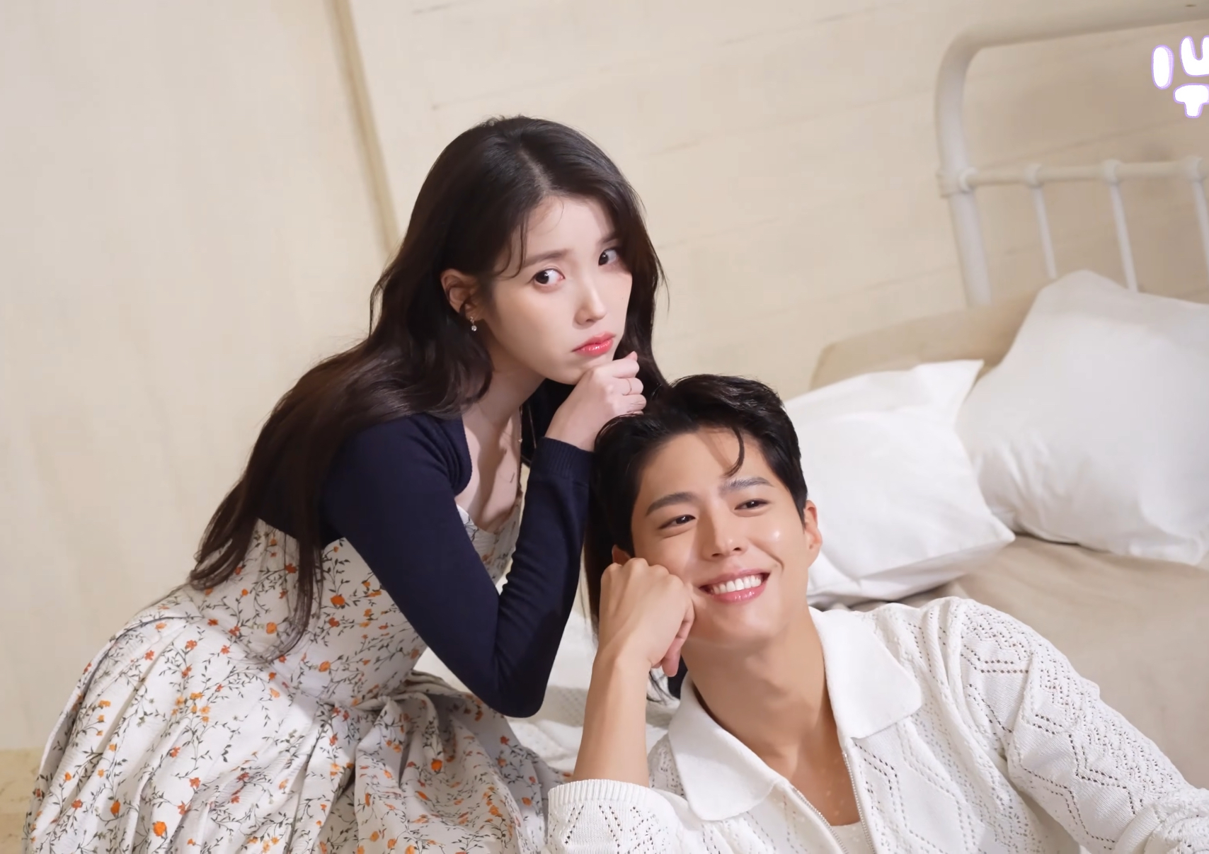 [잡담] 박보검 아이유 넷플 화보 비하인드가 진짜네.. | 인스티즈