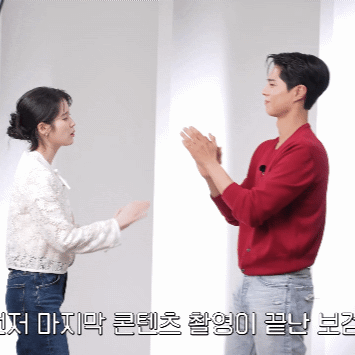 [잡담] 손에 자석 붙은 거 같은 박보검 아이유.gif | 인스티즈