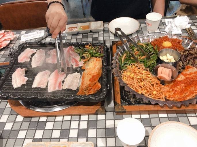 [잡담] 이번주 한국 처음오는 외국인친구 삼겹살 먹고 싶어하는데 | 인스티즈
