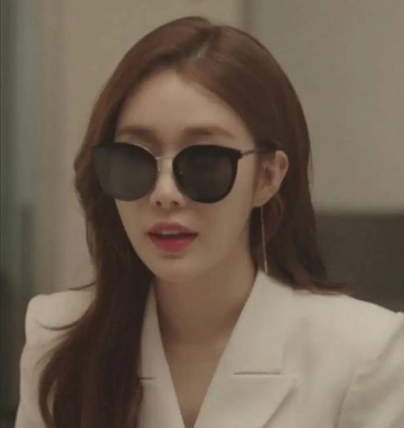 [잡담] 선글라스 뭐가 예뻐? 제발 골라주고 가 오늘 꽁돈 줍는다 | 인스티즈