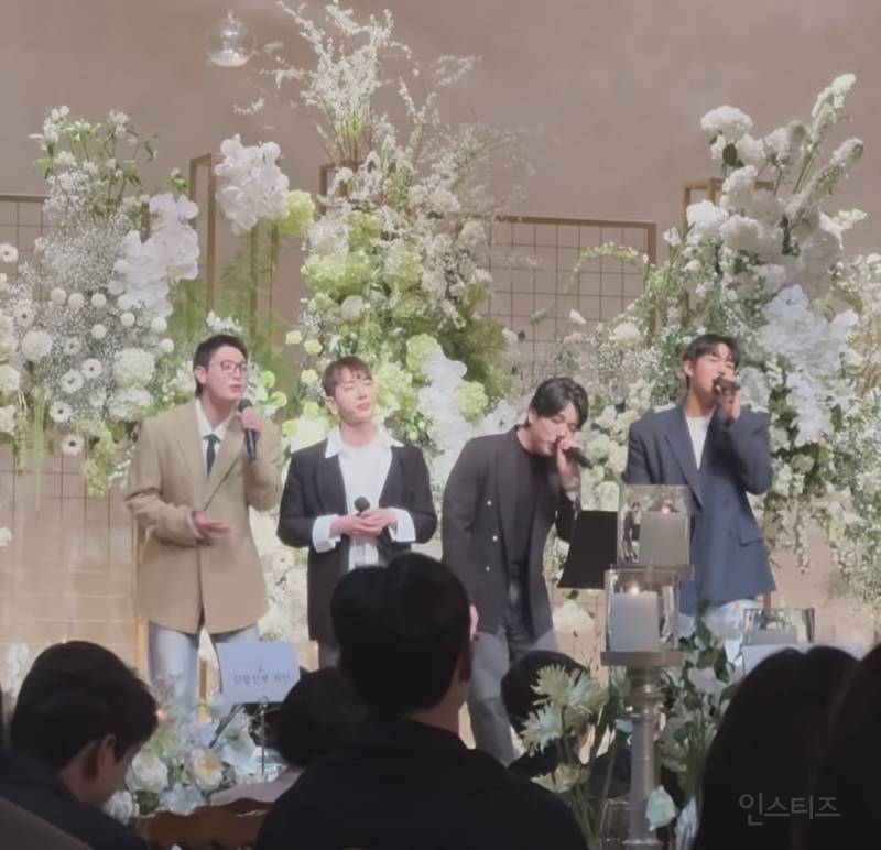 부케받고 축가도 불러주는 친구.jpg | 인스티즈