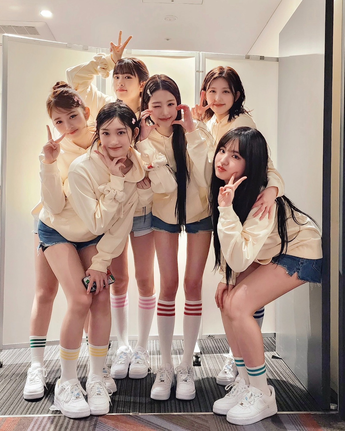 [마플] ㅇㅅㄷ 저 페스티벌 라인업에 사진 올라온거 타아이돌 포즈 베낀거잖아 | 인스티즈