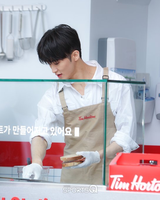 [잡담] 팀홀튼 엠버서더로 팝업 행사 참석한 마크 얼굴ㅠ | 인스티즈
