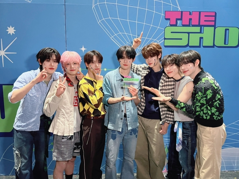 [잡담] 클로즈 유어 아이즈, 데뷔 6일 만에 음방 1위+초동 31만장 기록 | 인스티즈