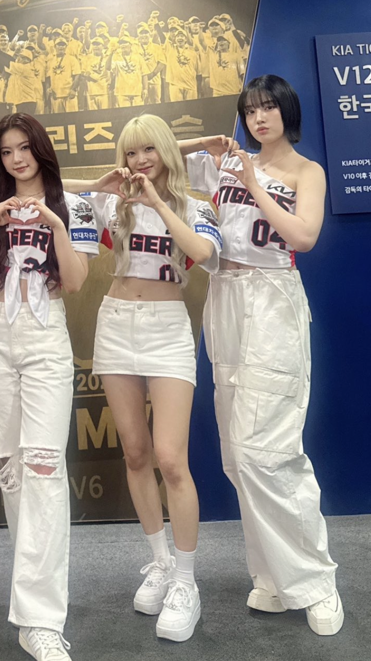 [잡담] 스테이씨 윤 옷 정보 찾아주실 분🥹🙋🏻‍♀️ | 인스티즈