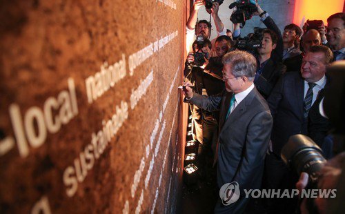 [잡담] 외신에 둘러 쌓인 문대통령 모습을 보여주기 싫었던 우리나라 언론 | 인스티즈