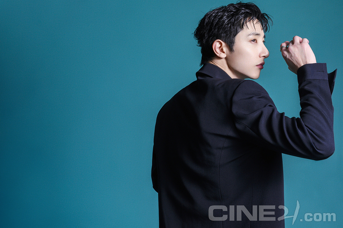 [잡담] 이수혁 신인시절 화보 찍었던 잡지 커버모델됐네 | 인스티즈
