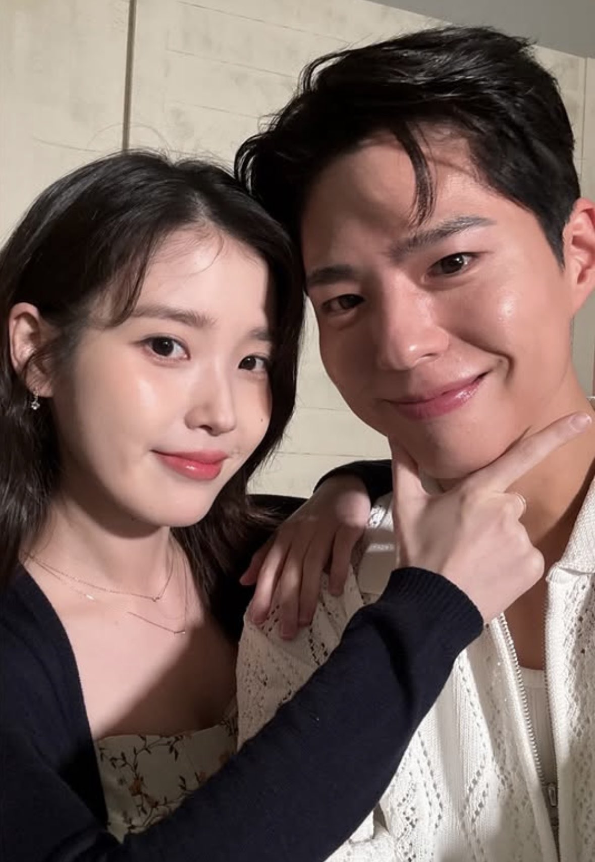 [잡담] 손에 자석 붙은 거 같은 박보검 아이유.gif | 인스티즈