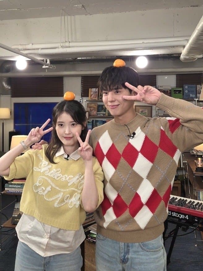 [잡담] 아이유 박보검 이 투샷 머리 위에 진짜 귤이야? | 인스티즈