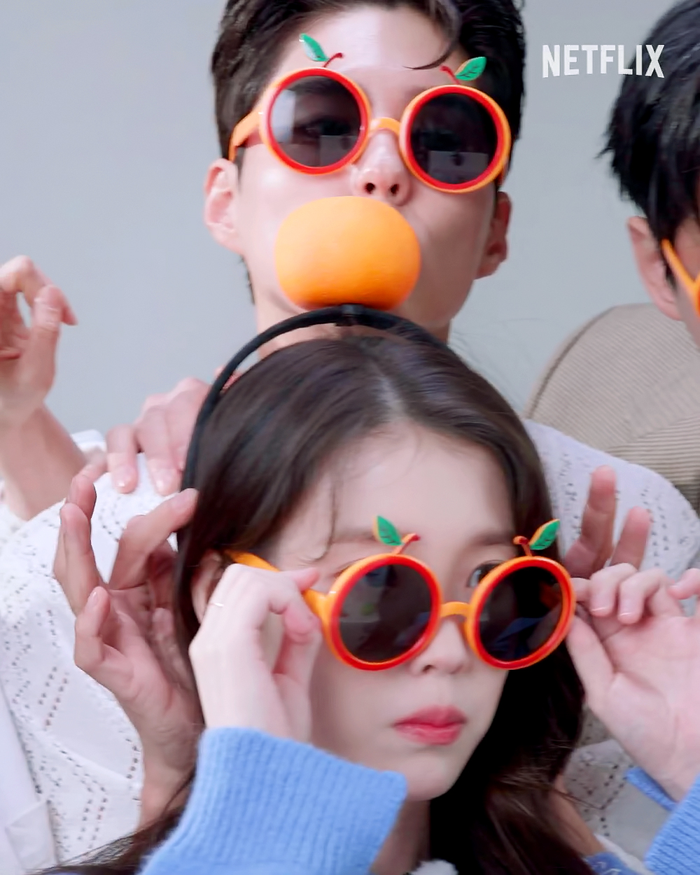 [잡담] 손에 자석 붙은 거 같은 박보검 아이유.gif | 인스티즈