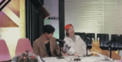 [잡담] 손에 자석 붙은 거 같은 박보검 아이유.gif | 인스티즈