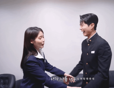 [잡담] 손에 자석 붙은 거 같은 박보검 아이유.gif | 인스티즈