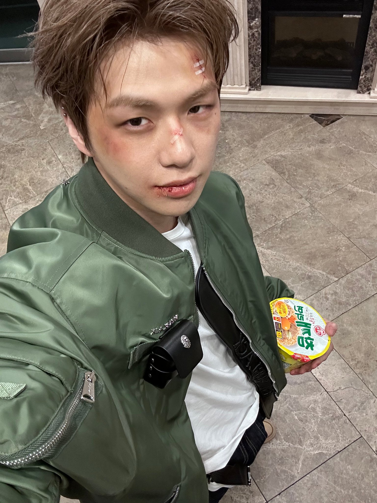 [잡담] 강다니엘 상처 분장하고 참깨라면 옆규리에 끼고 퇴근하는거 ㅋㅋㅋ | 인스티즈