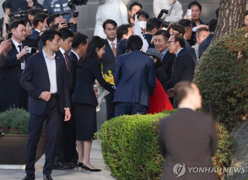 [잡담] 헐 윤상현 의원님도 왔어 | 인스티즈