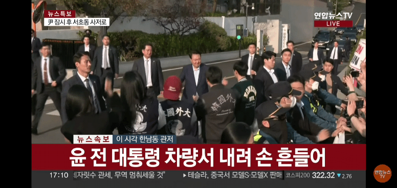 [잡담] 대학생들 포옹해주는 윤석열 | 인스티즈