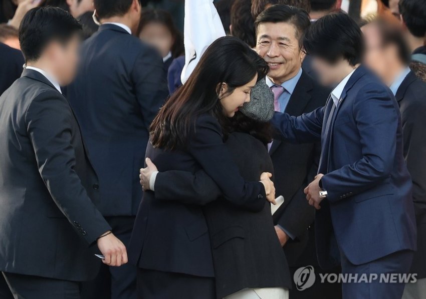 [잡담] 시민과 포옹하며 눈물흘리는 김건희 여사 | 인스티즈