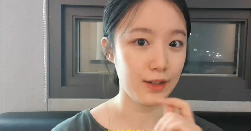 [잡담] 아는 사람 슈화 닮아보이는데 왜 그런걸까? | 인스티즈