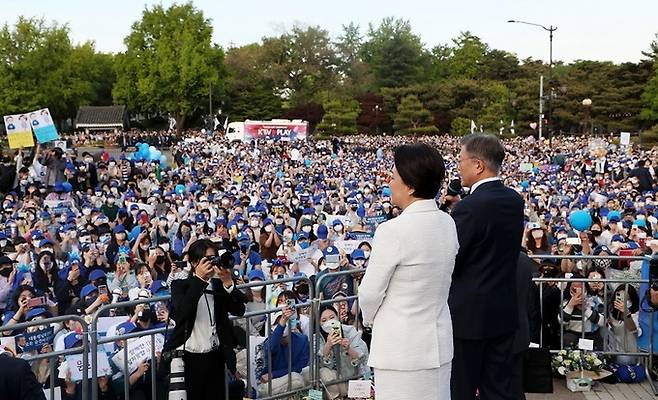[잡담] ???: 와 윤석열 퇴거길 사람 모인것좀봐 | 인스티즈