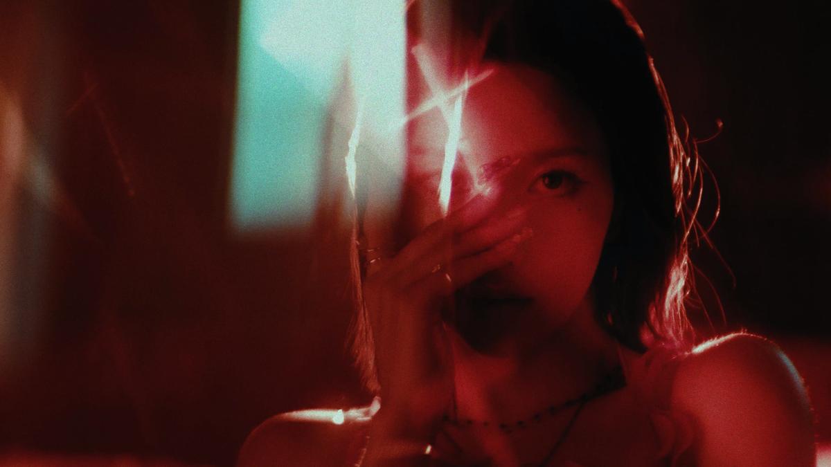[정보/소식] "날 원한다면 Stranger”…권은비, 'Hello Stranger' MV 티저→퍼포먼스 대가 압도적 귀환 | 인스티즈