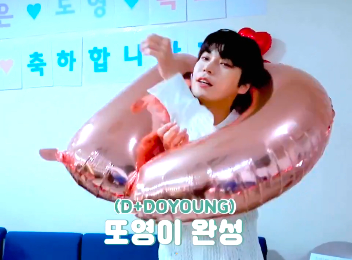 [잡담] 도영이 풍선만 보면 냅다 몸에 끼우는거 | 인스티즈