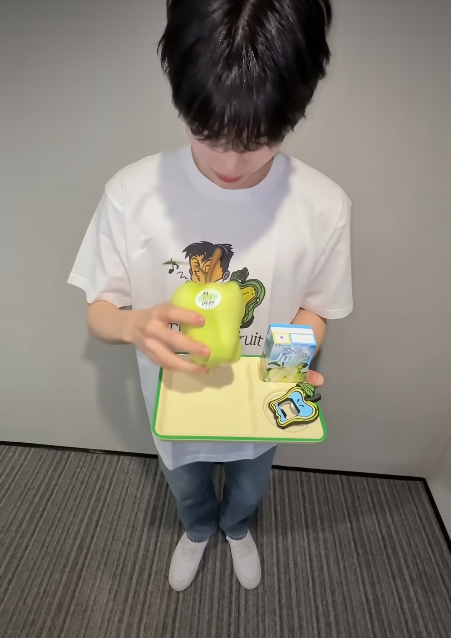 [잡담] 성한빈 마크sbn 박스들고 찍은 쇼츠에서 식판?? | 인스티즈