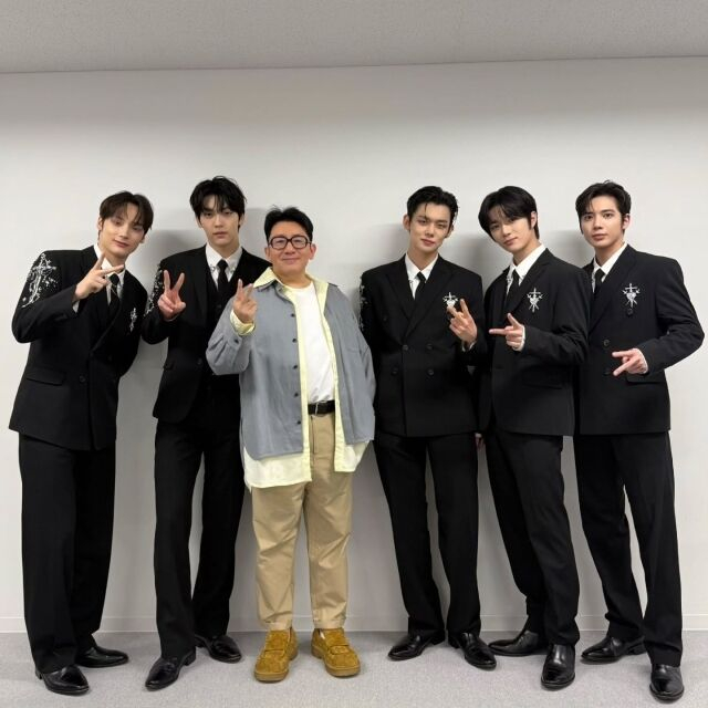 [마플] 방시혁, 투바투 사이서도 꿀리지 않는 비주얼 | 인스티즈