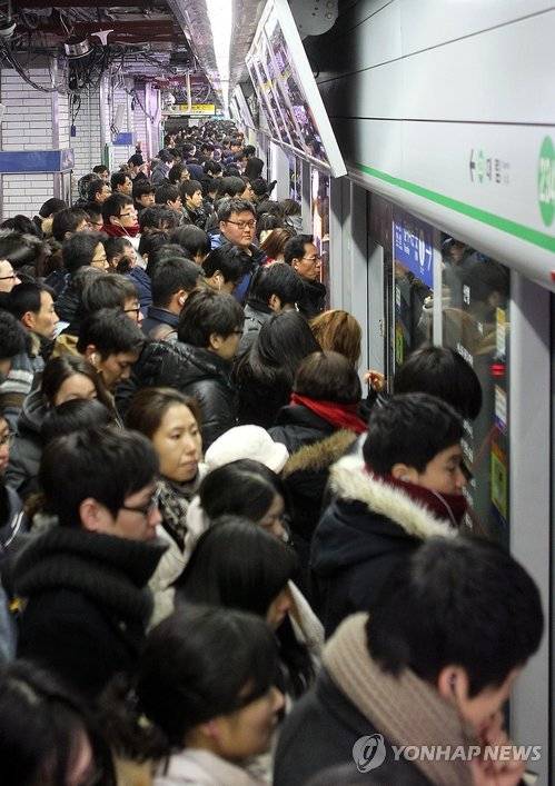 [잡담] 퇴근할때 이정도 인파 겪어본익들 회사 무슨역임? | 인스티즈