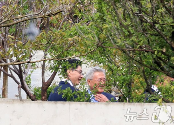 [잡담] 문재인 전대통령님 뭔가 전보다 나이들어보이시네 | 인스티즈