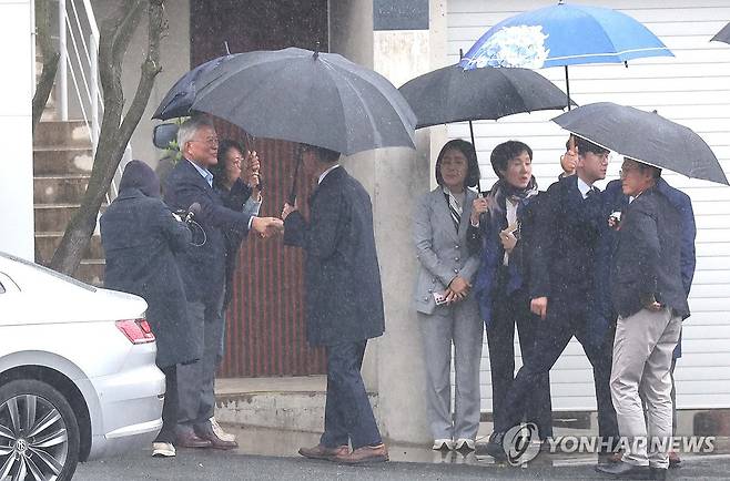 [잡담] 문재인 전대통령님 뭔가 전보다 나이들어보이시네 | 인스티즈
