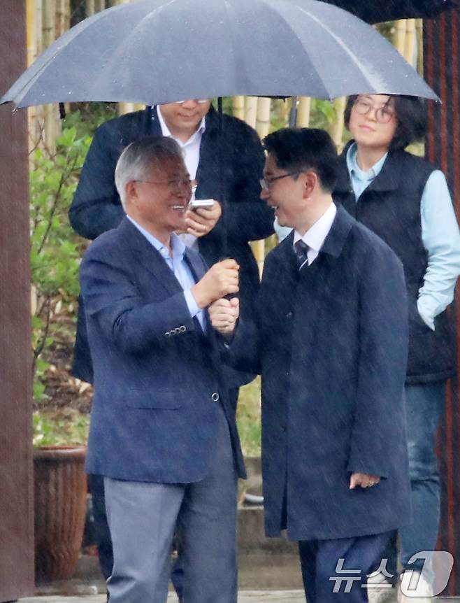 [잡담] 문재인 전대통령님 뭔가 전보다 나이들어보이시네 | 인스티즈