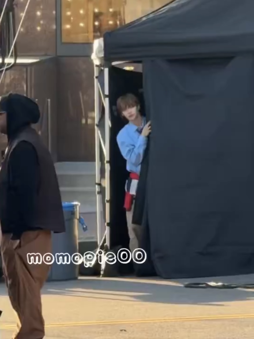 [잡담] 원빈이 천막에서 빼꼼 구경하는거 귀욤 ㅋㅋㅋㅋㅋ | 인스티즈