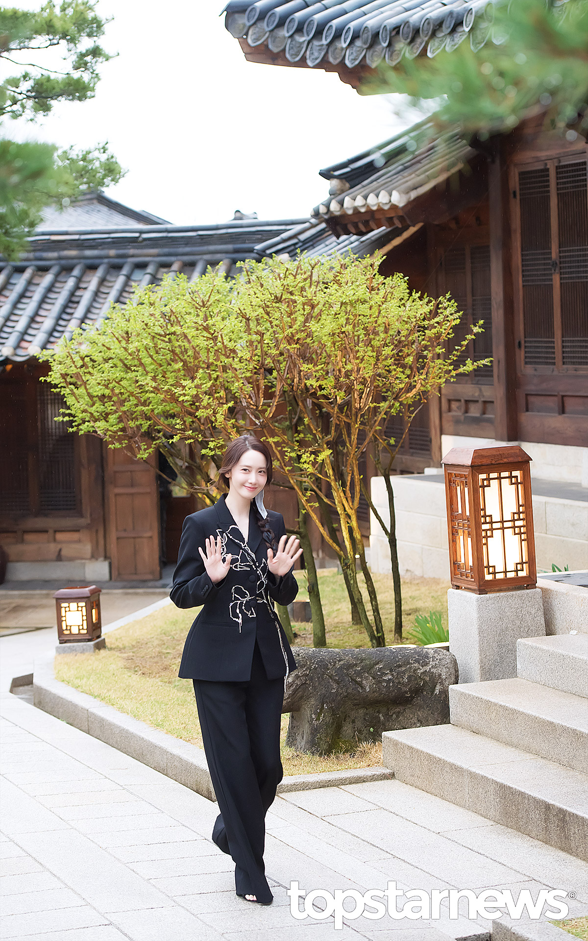 [잡담] 경호원 우산 거절하고 걍 비맞고 걸어오는 윤아 | 인스티즈