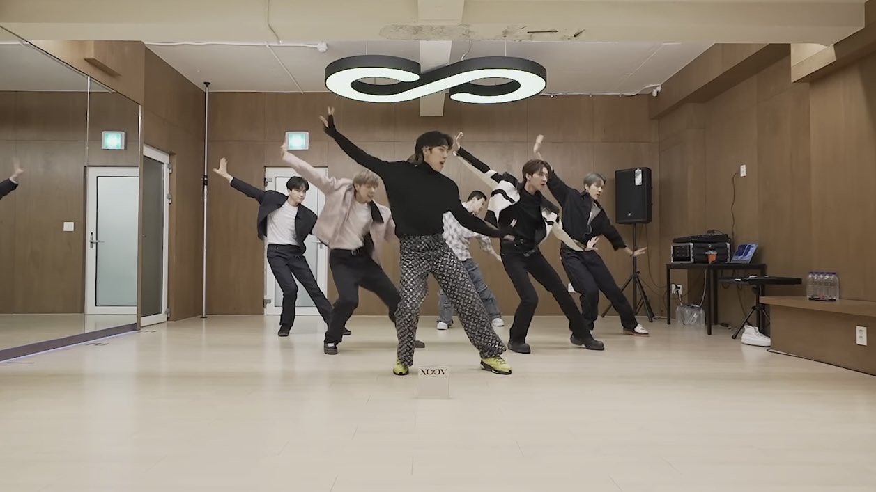 [잡담] 인피니트 자꾸 천장에 로고 박는데 팀에 자부심 있어보여서 좋아 | 인스티즈