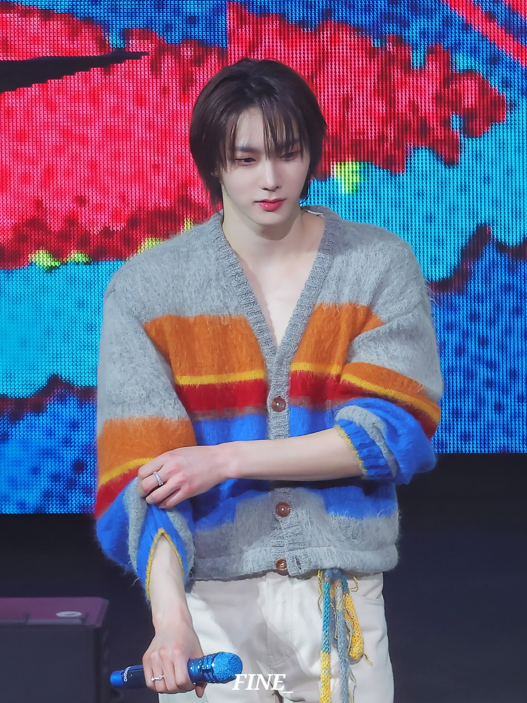 [잡담] 보넥도 성호 이번 투어 때 이 가디건을 입었었는데 | 인스티즈