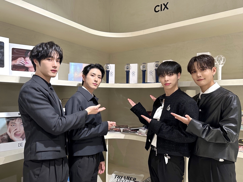 [정보/소식] "열정 무대 펼쳐”…CIX, 'KOREA 360 UAE' 개관식 핸드프린트 전달→글로벌 투어 기대 | 인스티즈