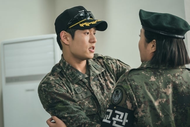 [정보/소식] '신병3' 러브라인 최초 등장교관 이수지, 남민우와 밀착 포옹에 일시정지 | 인스티즈
