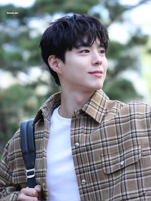 [잡담] 박보검 오늘 진짜 10년전 뮤뱅 출근길이랑 다를게 뭐야 | 인스티즈